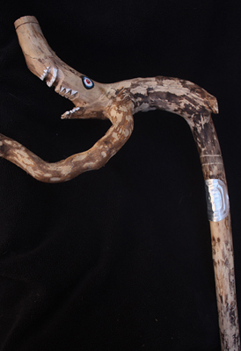 Bastones de madera tallados, pintados y con adornos