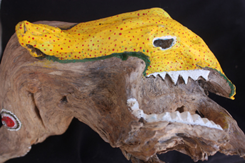 Bastones de madera tallados, pintados y con adornos