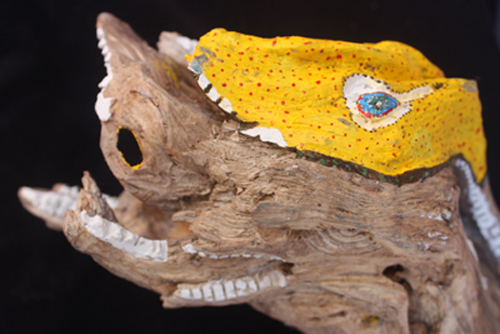 Bastones de madera tallados, pintados y con adornos