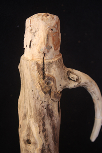 Bastones de madera tallados, pintados y con adornos